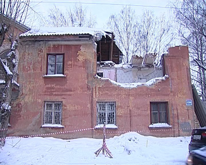 Жители дома, пострадавшего от падения крана, возвращаются в свои квартиры