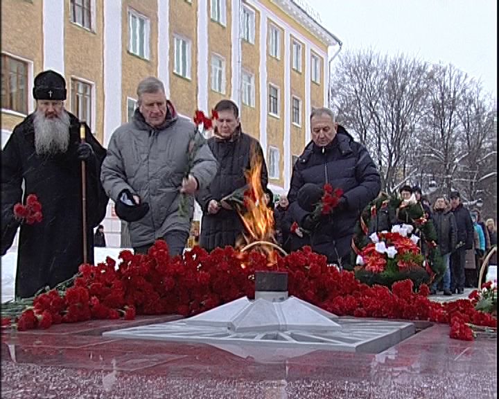 Возложение цветов к Вечному огню