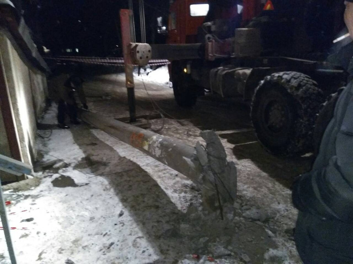 В Кирове демонтировали столб, упавший на жилой дом.