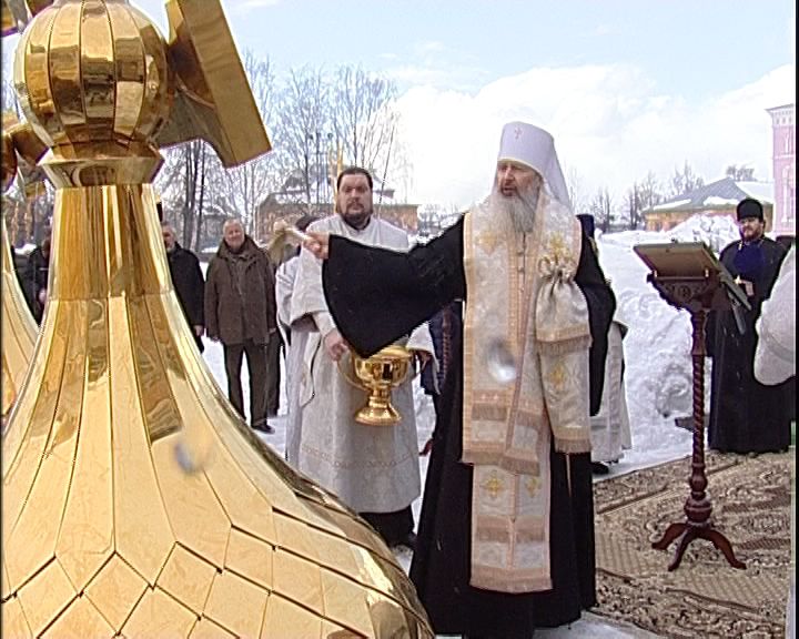 В Слободском освятили новые купола на главный храм Христорождественского женского монастыря