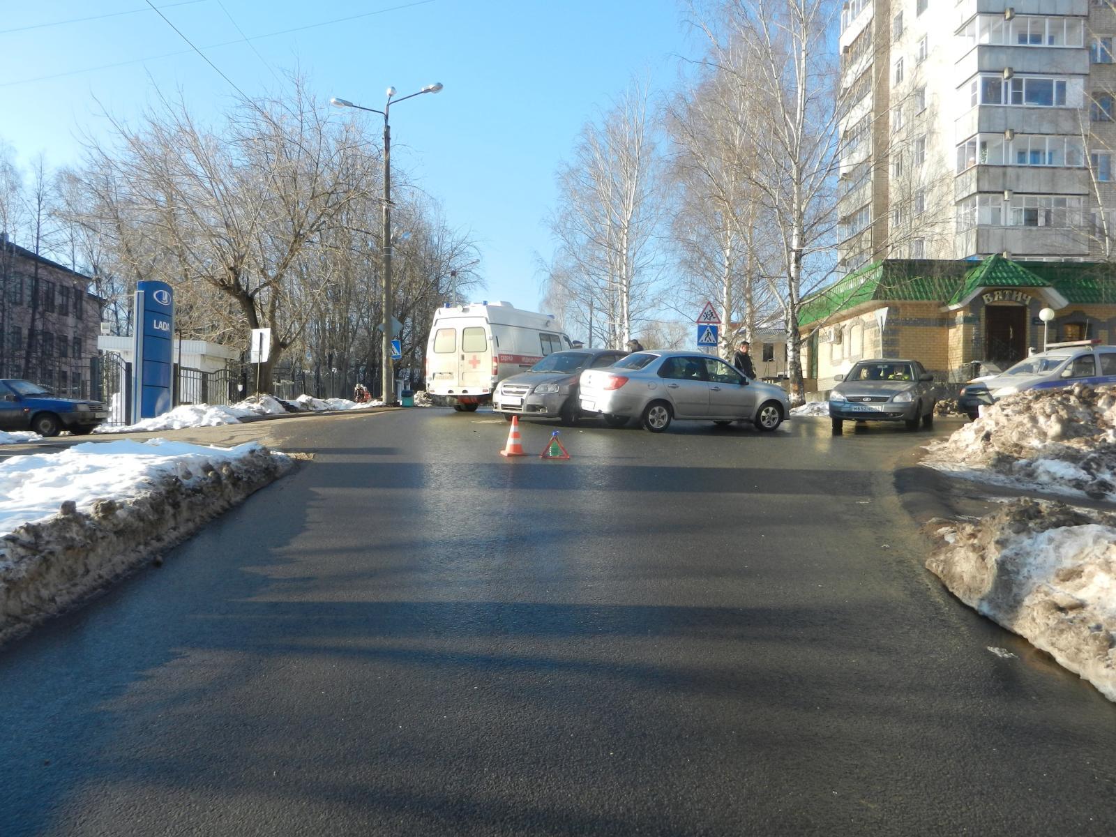 В Кирове столкнулись две иномарки.