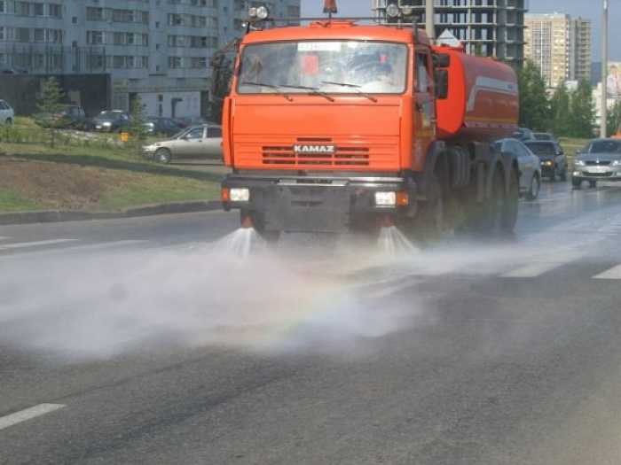 В Кирове круглосуточно проводят влажную уборку улиц.