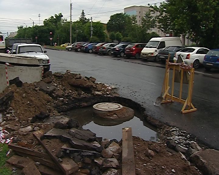 В Кирове проверили обустройство люков и колодцев на дорогах