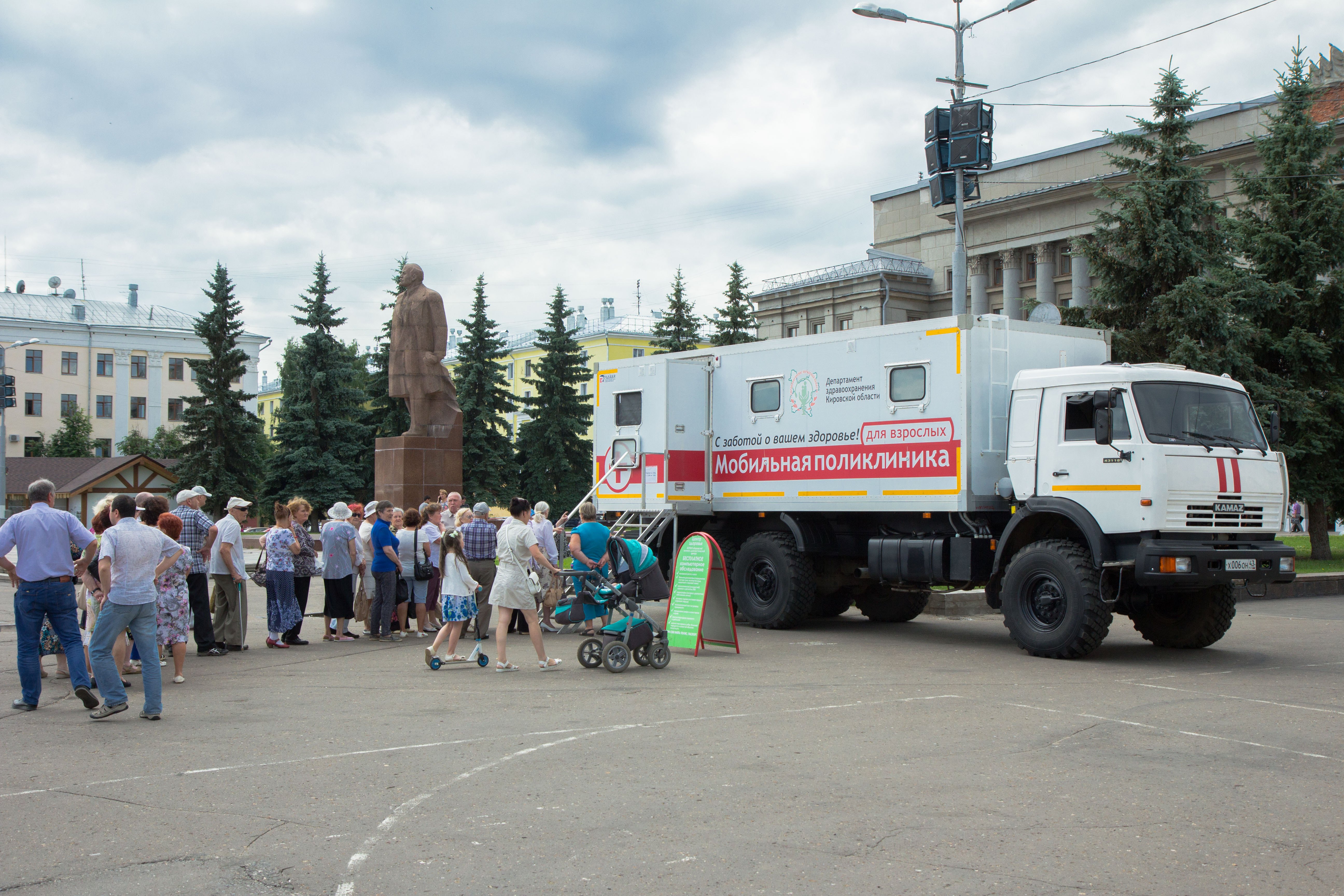 В Кирове продлили работу мобильных поликлиник на Театральной площади.