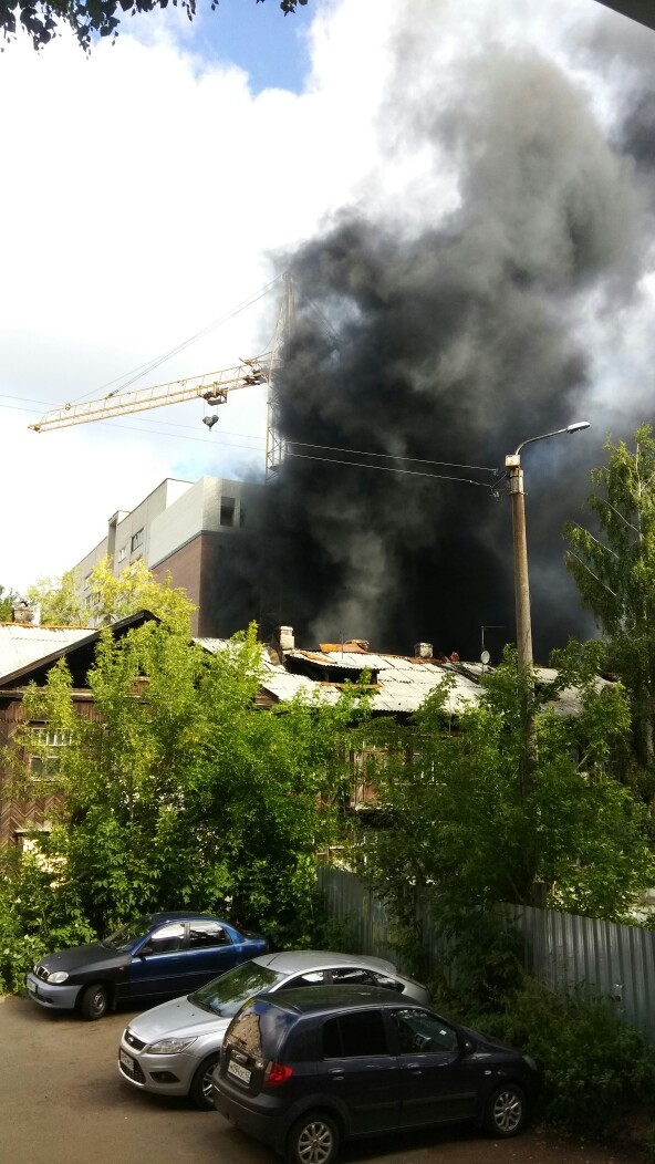 В центре Кирова загорелась новостройка.