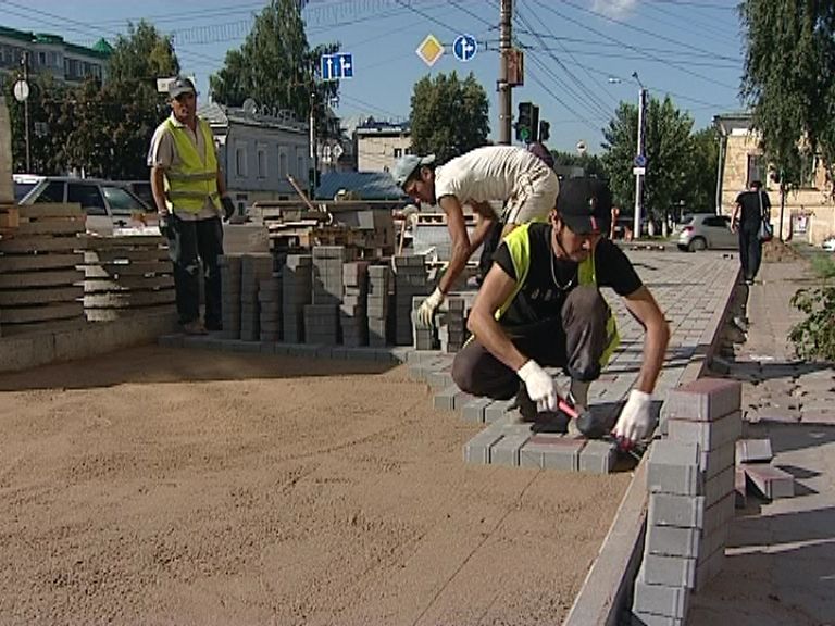 В Кирове продолжается укладка тротуаров