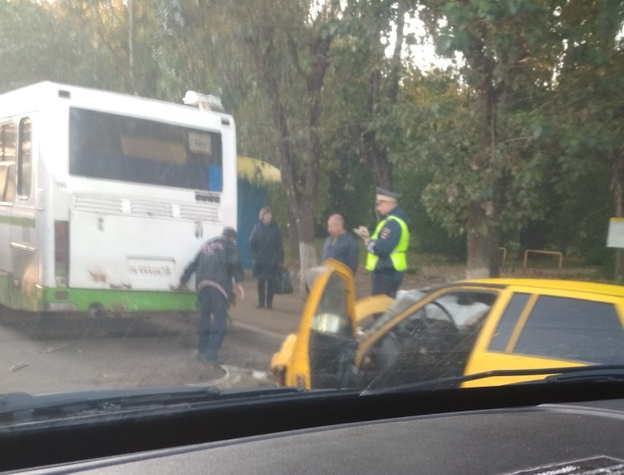 На улице Щорса нетрезвый водитель врезался в автобус.