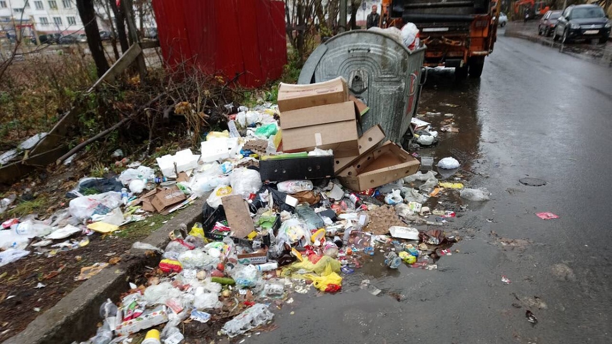 В Кирове жители нескольких сельских территорий сопротивляются установке контейнеров для мусора.