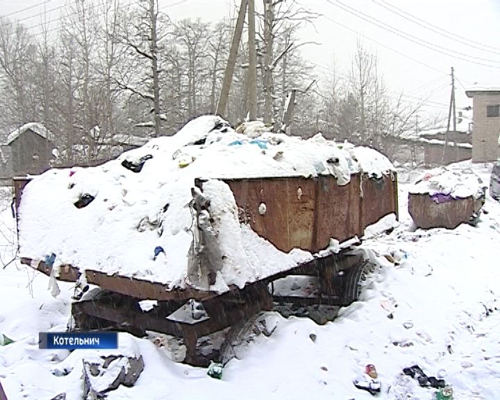 Свалка мусора в микрорайоне Затон