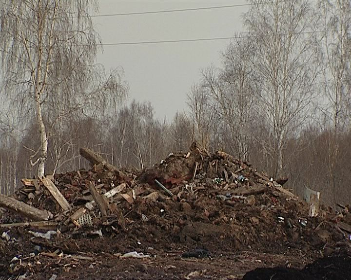 В Коминтерне на месте аварийного дома устроили огромную свалку