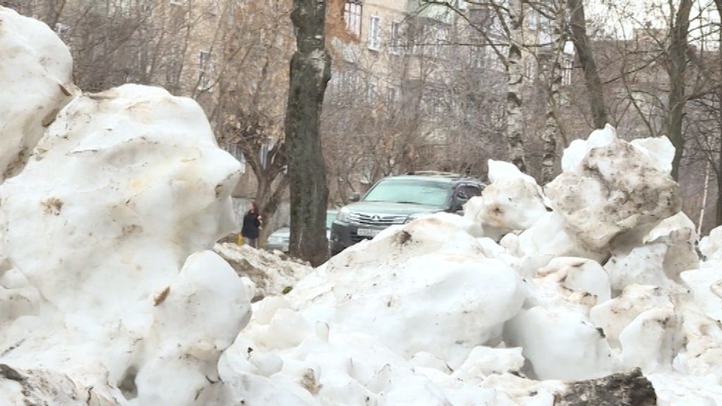 Сугробы, которые не растают до лета