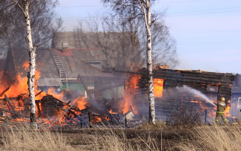 В Кильмезском районе из-за пала травы загорелись несколько домов.