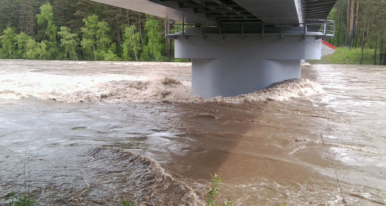 Вода в реке Вятке пошла на убыль.