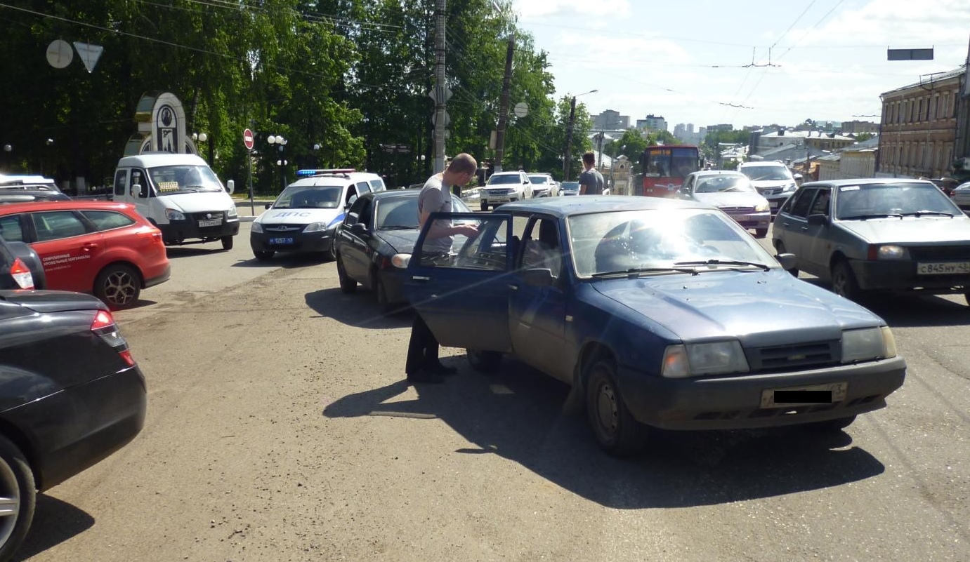 В центре Кирова столкнулись «Шевроле-Ланос» и «ИЖ-2126».