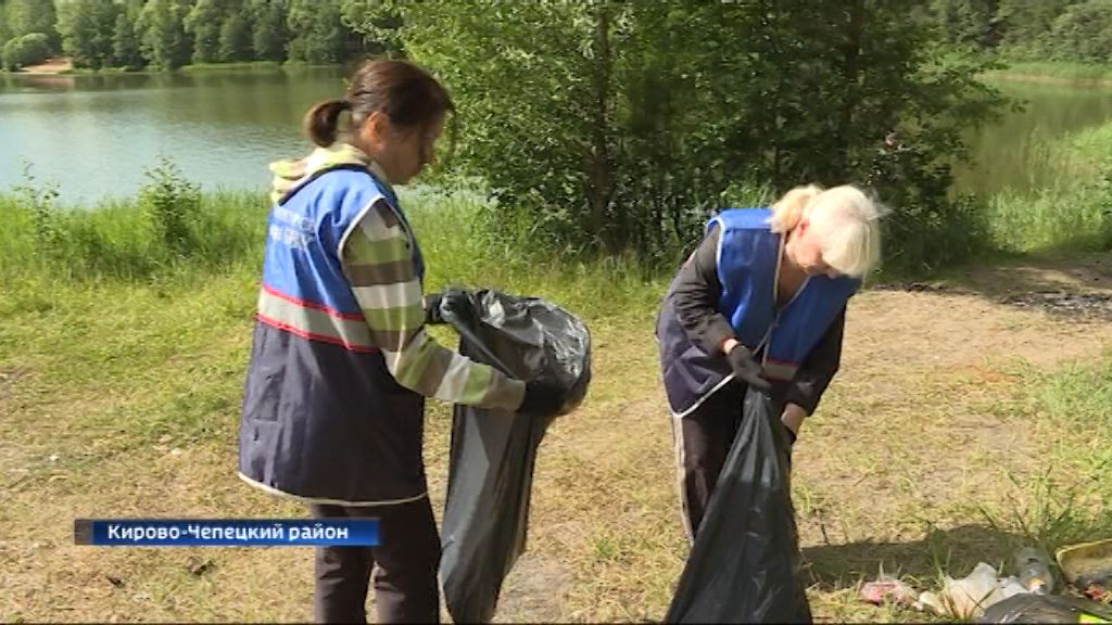 Волонтеры-экологи очистили от мусора берег Симаковского карьера