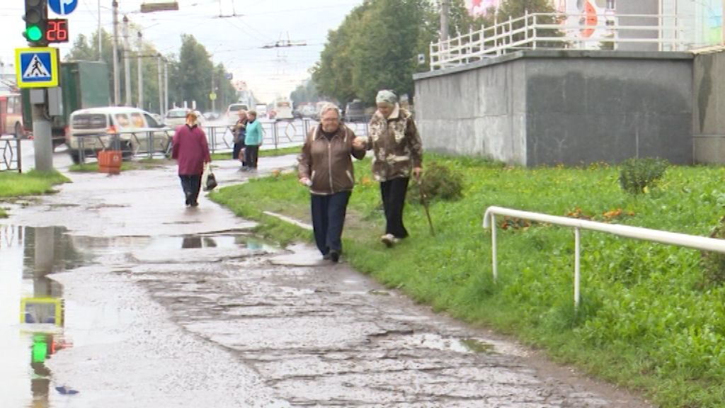 Тротуар на Комсомольской нуждается в ремонте.