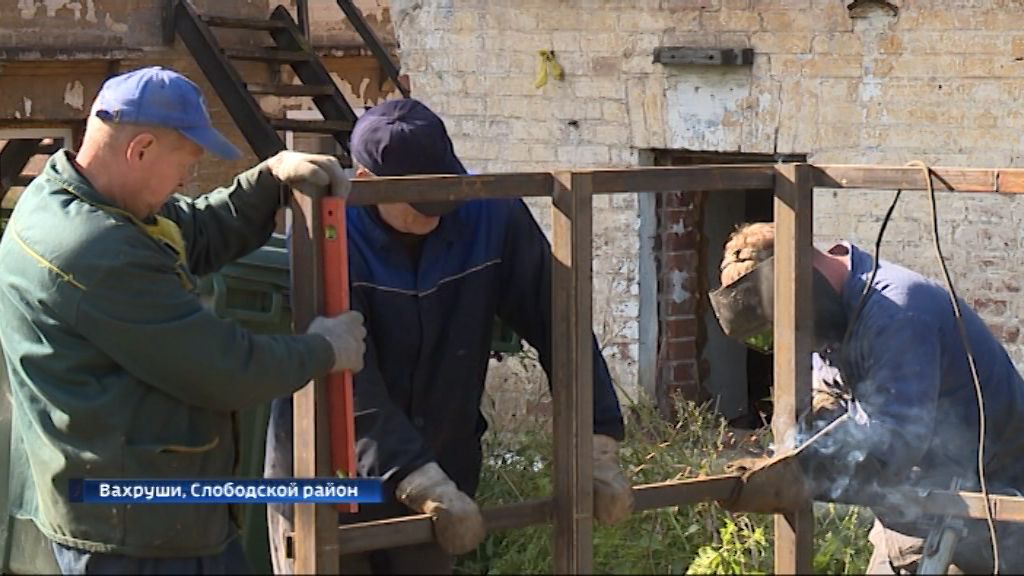 В Вахрушах обустраивают контейнерные площадки