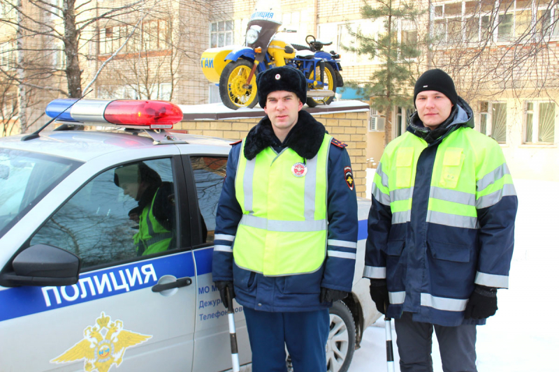 В Кировской области инспекторы ДПС спасли водителя из Удмуртии.