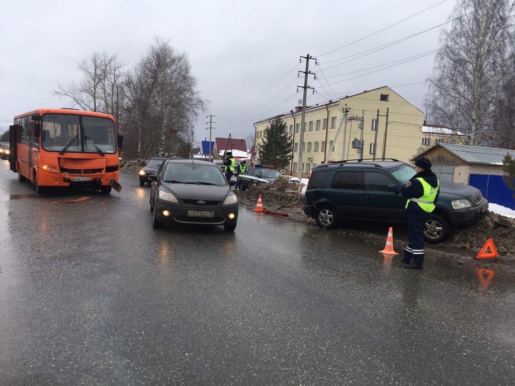 В Кирове в ДТП с автобусом пострадали 6 человек.