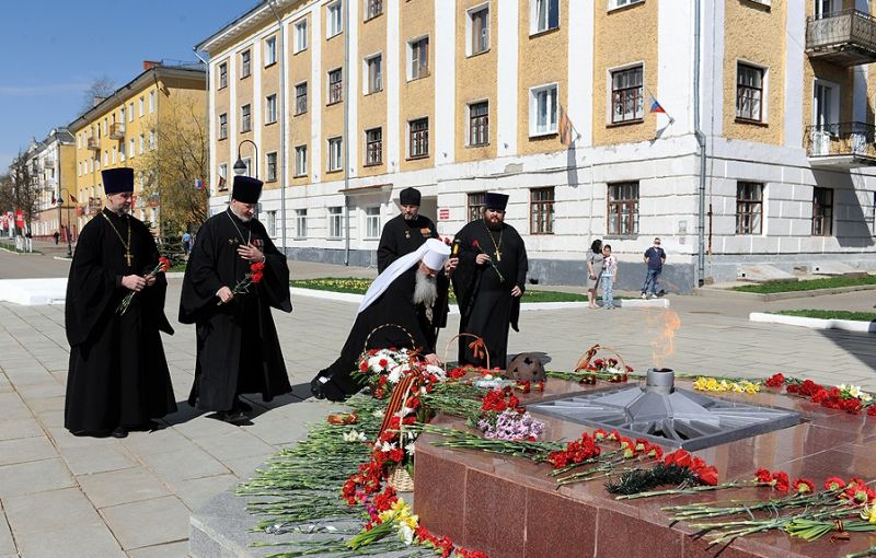 Митрополит Марк возложил цветы к мемориалу Вечный огонь