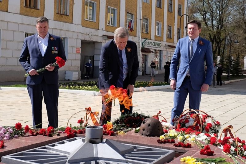 В Кирове возложили цветы к Вечному огню