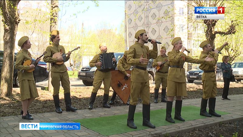 Артисты на улице спели фронтовику военные песни