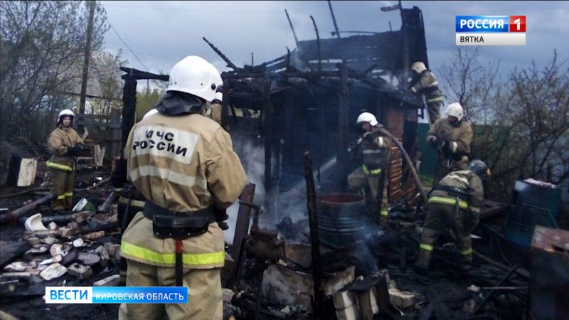 Три человека погибли при пожаре садовом доме в Кирове