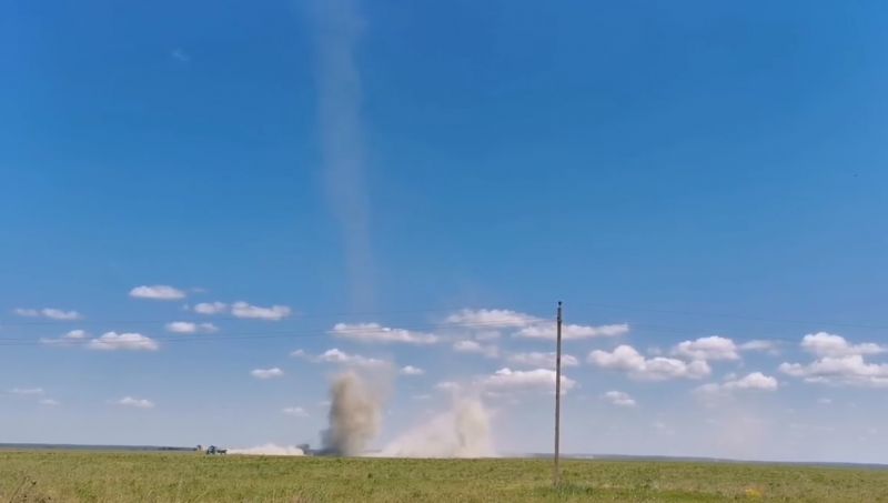 В полях под Уржумом засняли пылевой вихрь