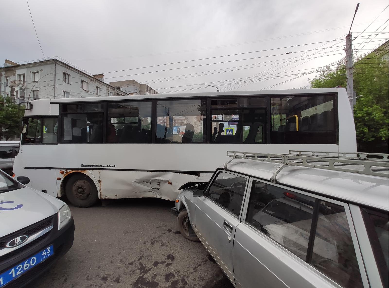 В Кирове произошло тройное ДТП с автобусом.