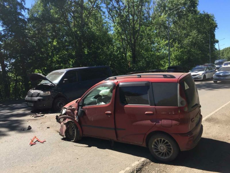 В Кирове в столкновении двух иномарок пострадали три человека.