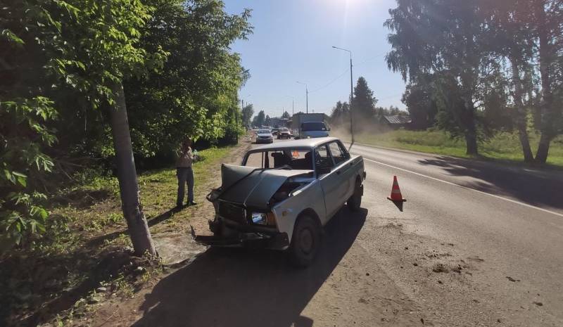 В Кирове ВАЗ-2107 врезался в столб