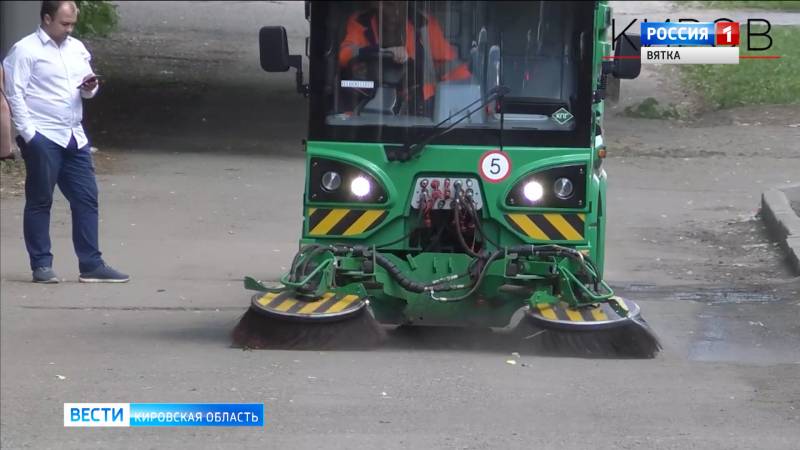 В Кирове начали тестирование новой техники для уборки улиц