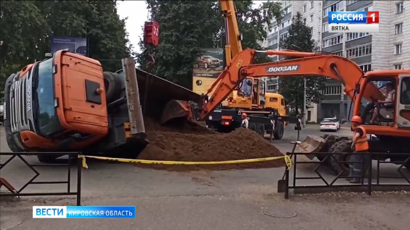 Самосвал, провалившийся в центре Кирова, доставали краном и экскаваторами