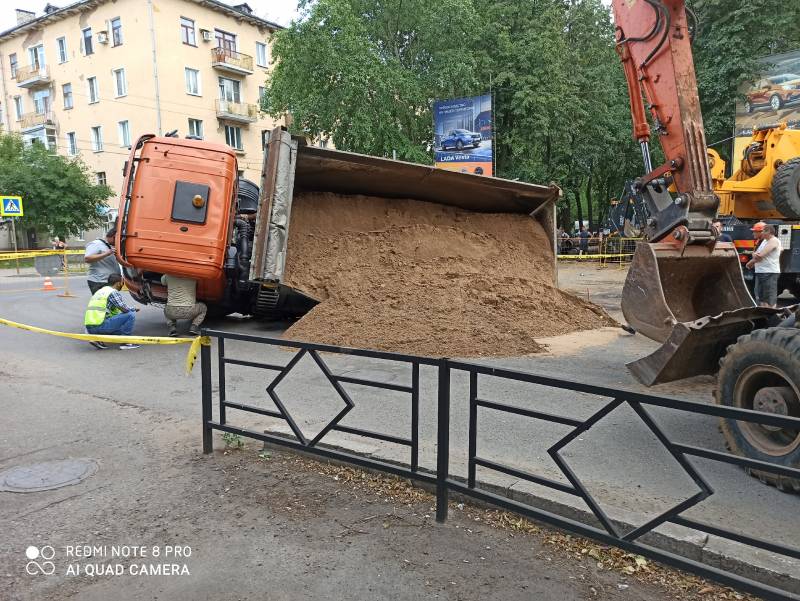 В КТК прокомментировали аварию с провалом грузовика под асфальт