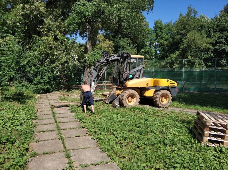 В саду имени Горького демонтировали старую брусчатку