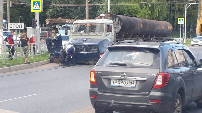 В Кирове на перекрестке Московской и Производственной «КамАЗ» въехал в «легковушку»