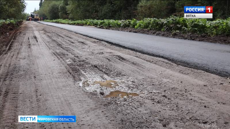 Уложенный на глину асфальт вблизи деревни Никуленки начал разрушаться