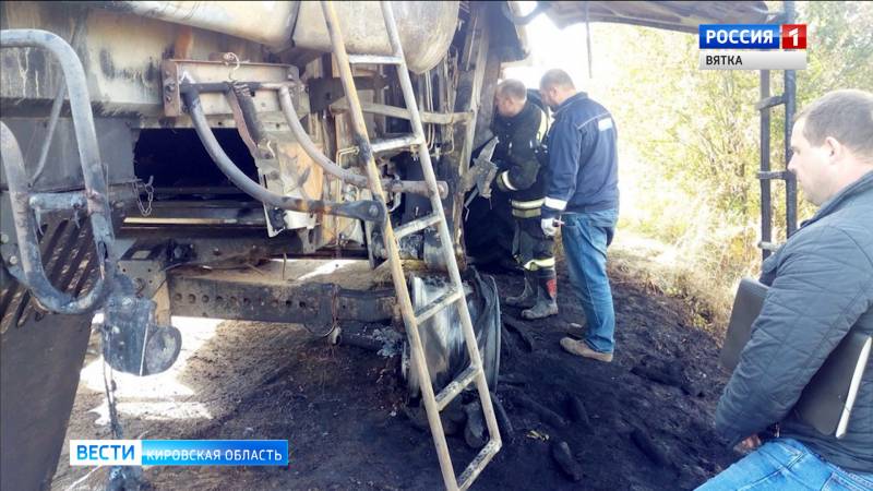 В Тужинском районе на дороге загорелся комбайн