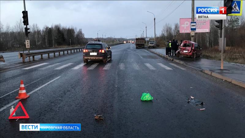 В Кирове «КАМАЗ» врезался в две машины на светофоре