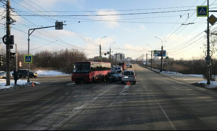 В Кирове в ДТП с автобусом пострадали два человека