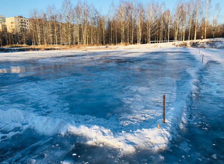 В Кирове у Дворца Пионеров начали заливать каток