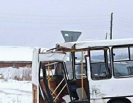 В Котельничском районе столкнулась фура с автобусом «ПАЗ»