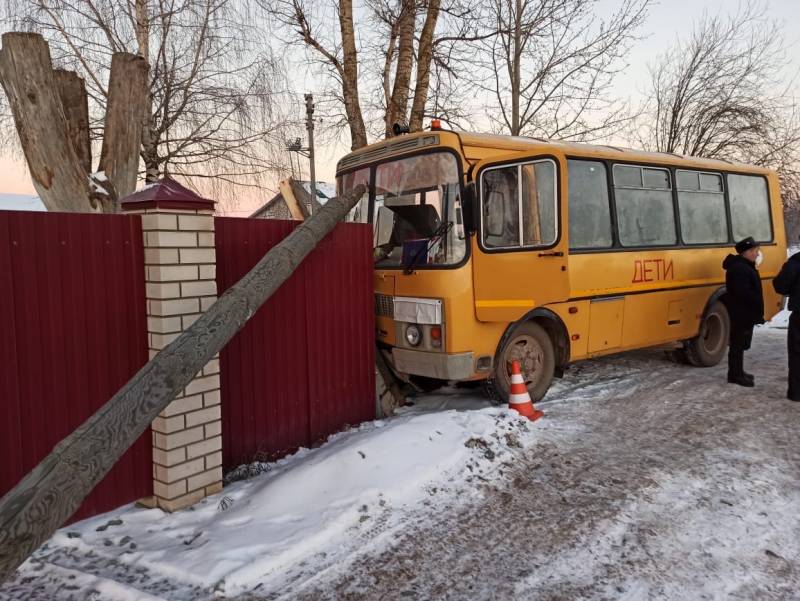 В Кирове школьный автобус врезался в забор