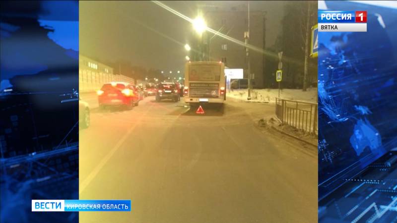 В Кирове на Попова городской автобус врезался в легковушку