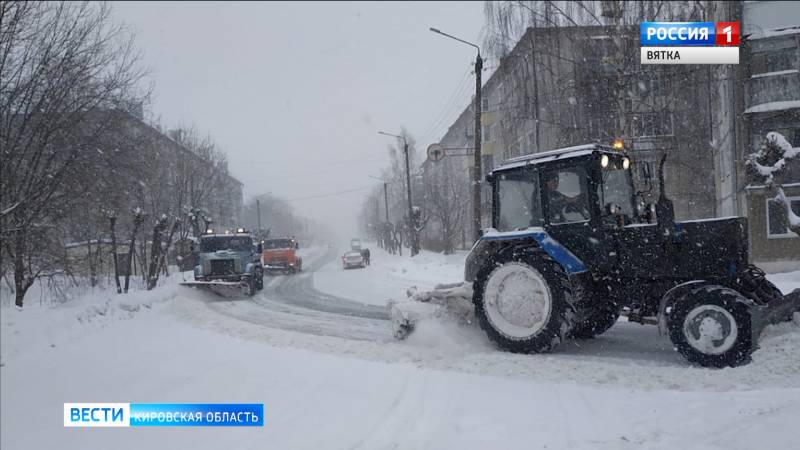 В Кирове продолжают устранять последствия сильного снегопада