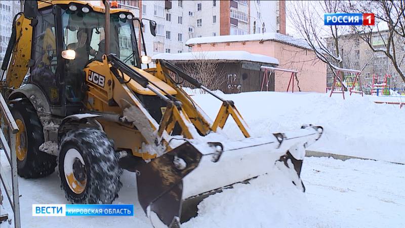 Во дворах Кирова продолжают устранять последствия снегопада