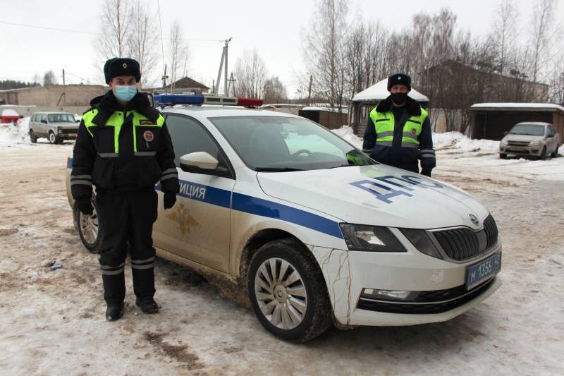 В Котельниче инспекторы ДПС помогли автоледи выбраться из глубокого снега