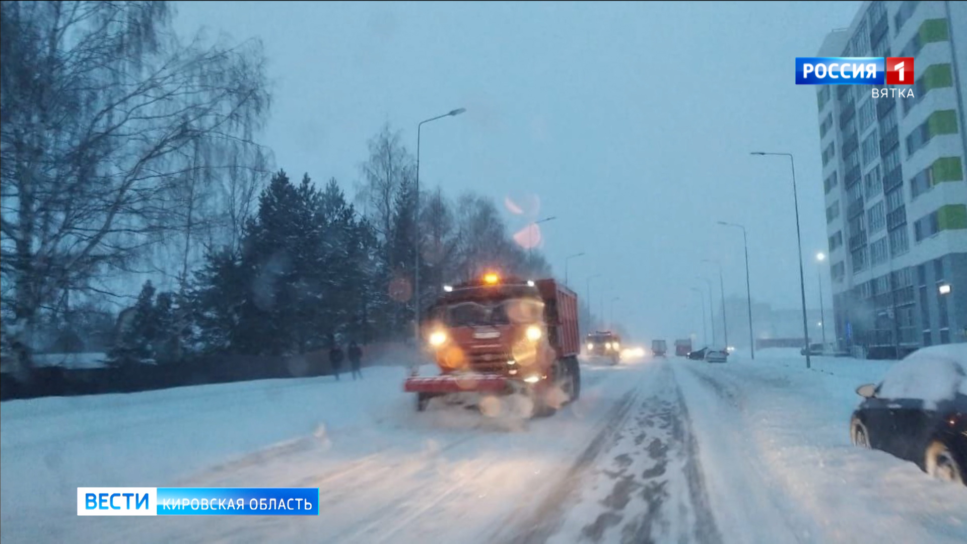 В Кирове продолжается борьба со снегом