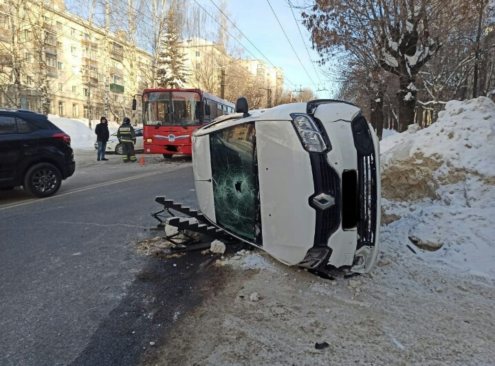 В Кирове в ДТП с автобусом пострадал водитель легковушки