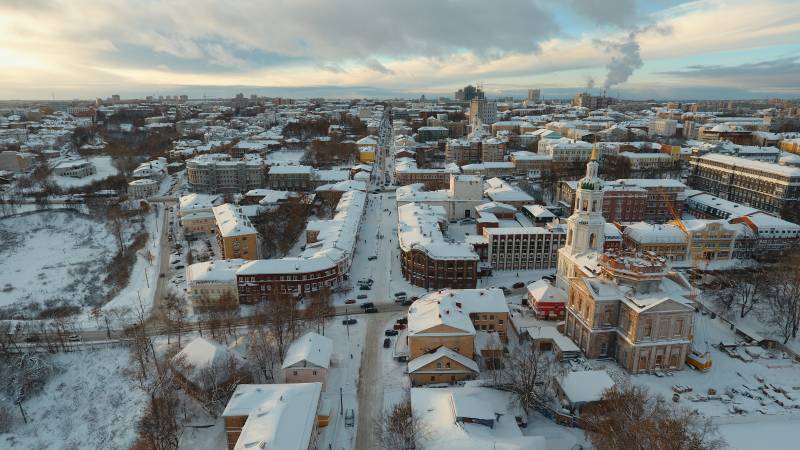 В Кирове с крыши сорвался чистивший снег рабочий